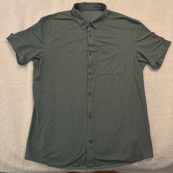 Lululemon Men's Short Sleeve Button-Up Shirt in Green - Picture 1 of 4
